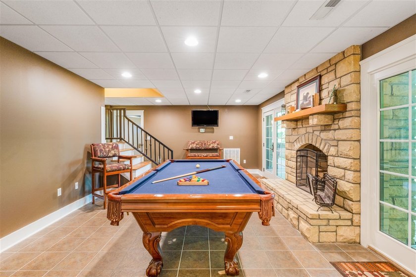Exceptional lakefront living with room for everyone! This 5BR/3 - photo 40