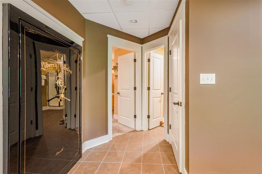 Exceptional lakefront living with room for everyone! This 5BR/3 - photo 41