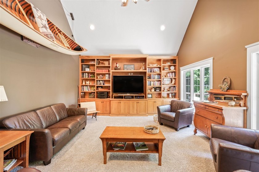 Exceptional lakefront living with room for everyone! This 5BR/3 - photo 48