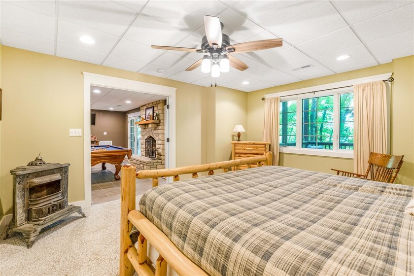 Exceptional lakefront living with room for everyone! This 5BR/3 - photo 49