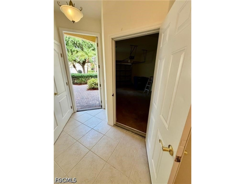 Welcome to this beautifully maintained 3-bedroom, 2.5-bath - photo 3