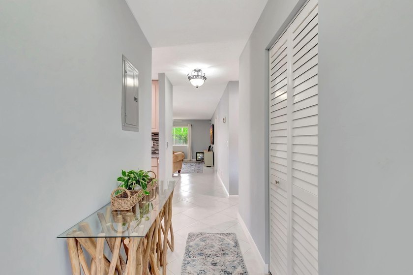 LIGHT and BRIGHT open concept SINGLE FAMILY HOME 6 miles to - photo 4