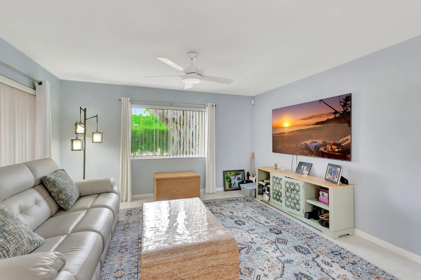 LIGHT and BRIGHT open concept SINGLE FAMILY HOME 6 miles to - photo 6