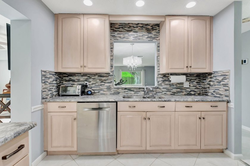 LIGHT and BRIGHT open concept SINGLE FAMILY HOME 6 miles to - photo 7