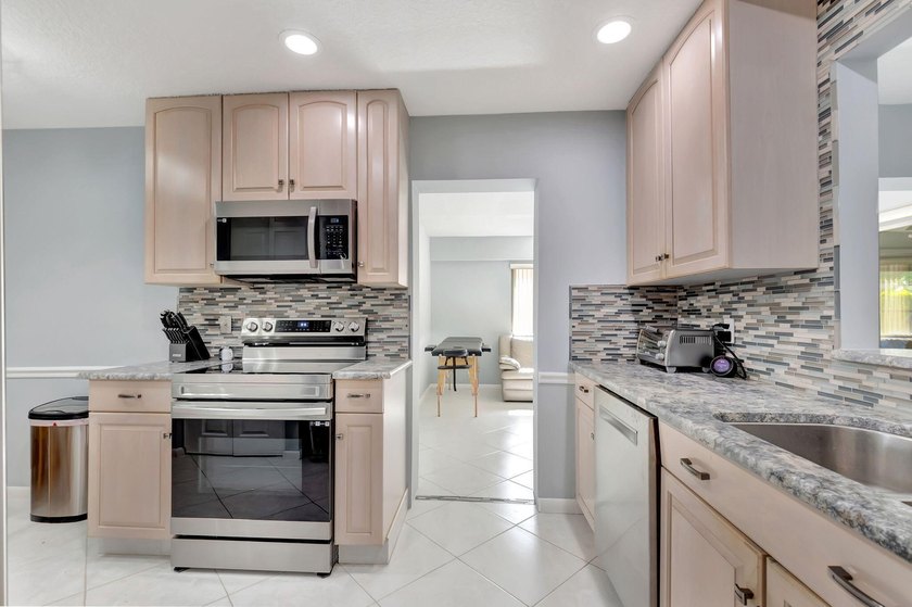 LIGHT and BRIGHT open concept SINGLE FAMILY HOME 6 miles to - photo 8