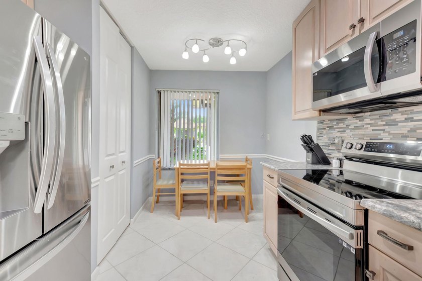 LIGHT and BRIGHT open concept SINGLE FAMILY HOME 6 miles to - photo 9