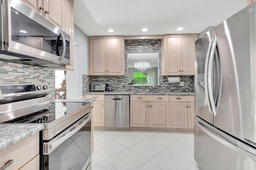 LIGHT and BRIGHT open concept SINGLE FAMILY HOME 6 miles to - photo 10