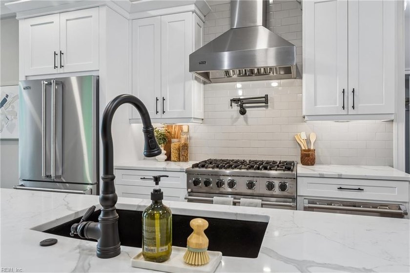 KINGSMILL WATERFRONT - Stunning new construction on a large - photo 11