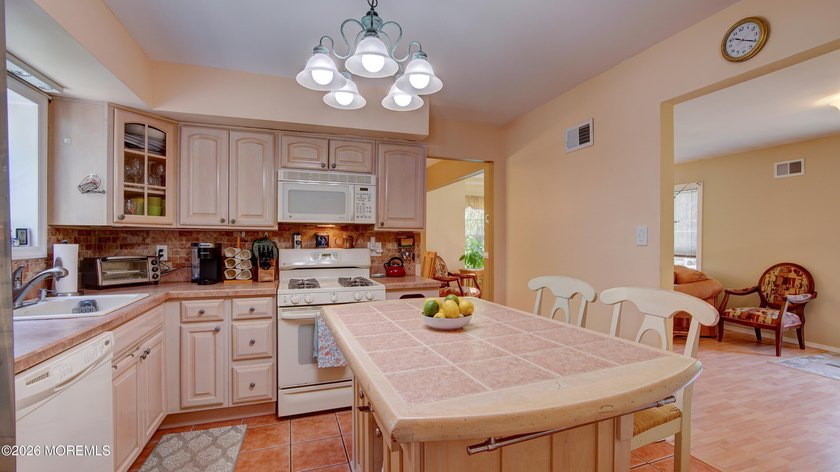 Welcome to this inviting 3-4 bedroom, 2.5-bath colonial tucked - photo 14
