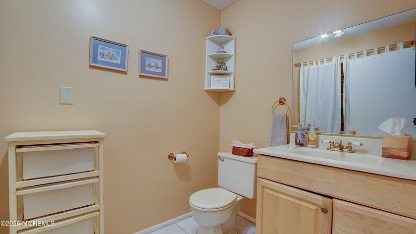 Welcome to this inviting 3-4 bedroom, 2.5-bath colonial tucked - photo 20