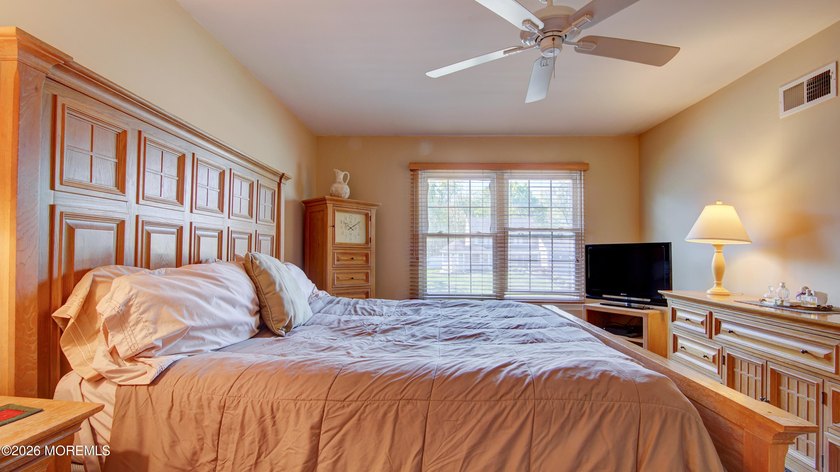 Welcome to this inviting 3-4 bedroom, 2.5-bath colonial tucked - photo 22