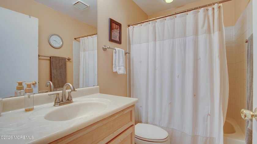Welcome to this inviting 3-4 bedroom, 2.5-bath colonial tucked - photo 25