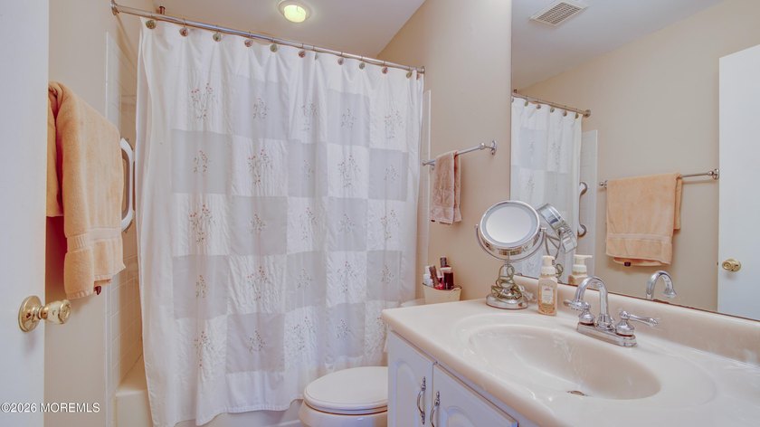 Welcome to this inviting 3-4 bedroom, 2.5-bath colonial tucked - photo 30