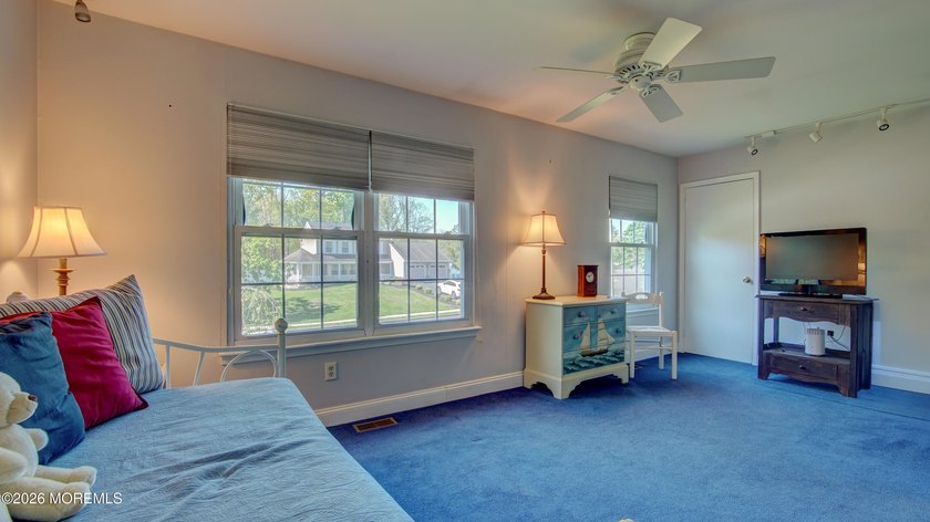 Welcome to this inviting 3-4 bedroom, 2.5-bath colonial tucked - photo 32
