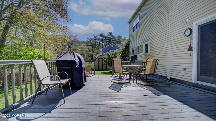 Welcome to this inviting 3-4 bedroom, 2.5-bath colonial tucked - photo 35