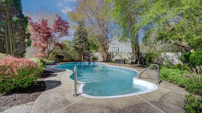 Welcome to this inviting 3-4 bedroom, 2.5-bath colonial tucked - photo 39