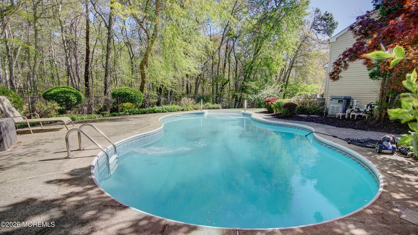 Welcome to this inviting 3-4 bedroom, 2.5-bath colonial tucked - photo 40