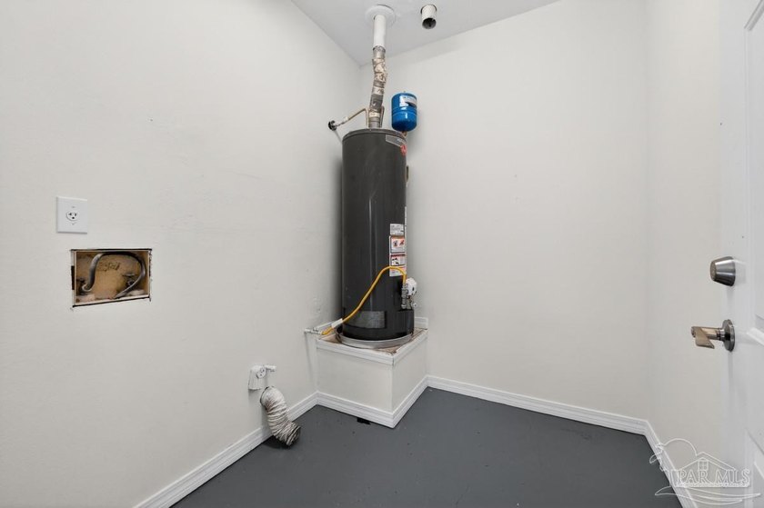 UPDATED 3 bedroom/2 bath home with nearly 1,350 square feet, and - photo 41