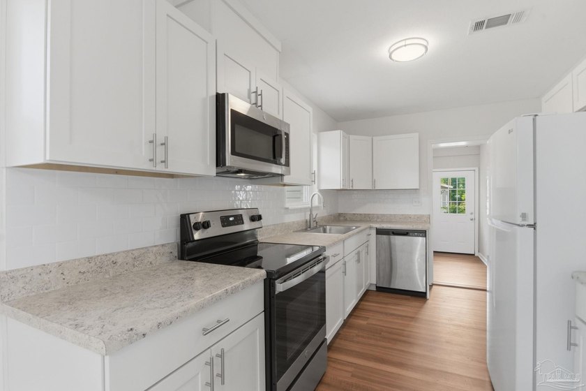 Move-in ready, beautifully renovated, and affordably priced - photo 12