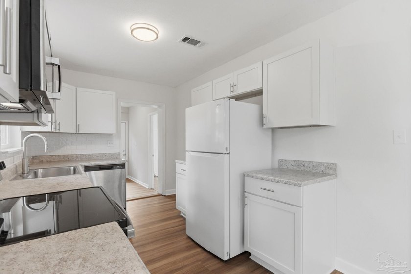 Move-in ready, beautifully renovated, and affordably priced - photo 13