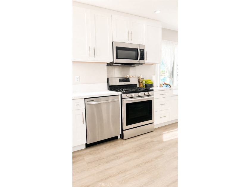 PROPERTY WILL DELIVER VACANT, Extensively renovated in 2024 - photo 6