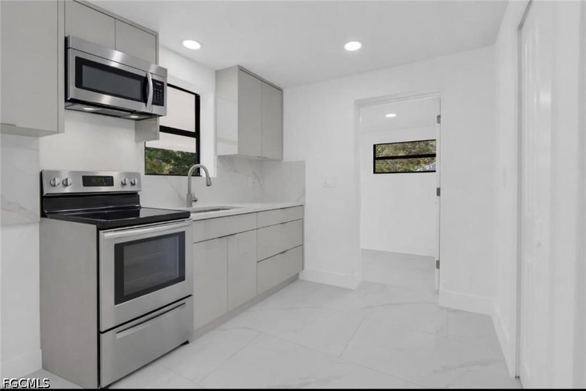 Fully Renovated 4BR Home on Rare DOUBLE LOT. Move-in ready and - photo 5