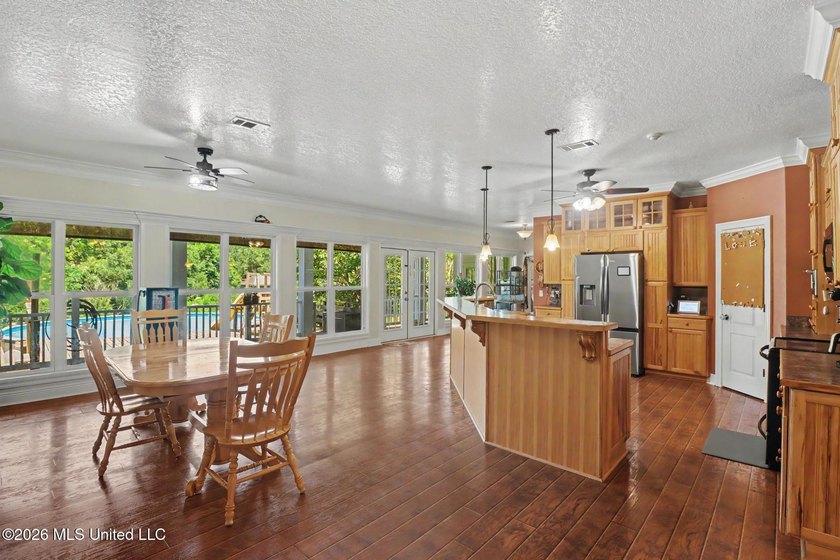 Welcome to this impressive single-family residence built in 2007 - photo 11