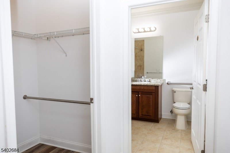 Beautifully maintained open-concept condo in one of the most - photo 21