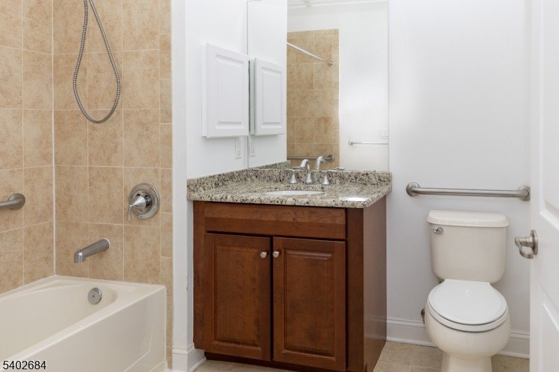 Beautifully maintained open-concept condo in one of the most - photo 22