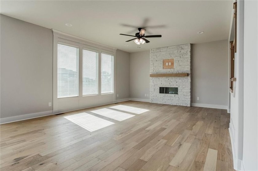 MOVE IN READY! BLINDS &amp; GARAGE DOOR OPENERS ARE INCLUDED! Come - photo 3