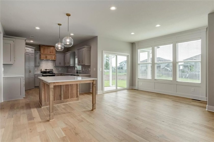 MOVE IN READY! BLINDS &amp; GARAGE DOOR OPENERS ARE INCLUDED! Come - photo 5