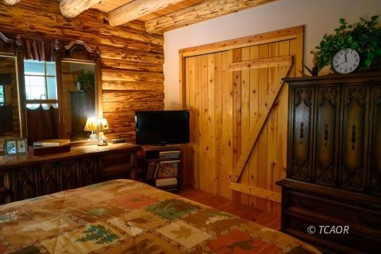 Welcome to your dream home-a stunning log cabin blending classic - photo 23