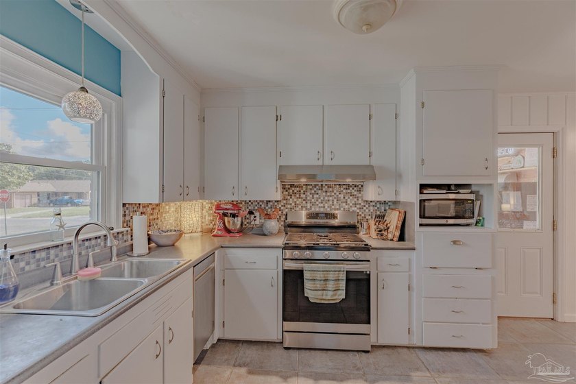 Welcome home to this charming and well maintained corner lot - photo 12