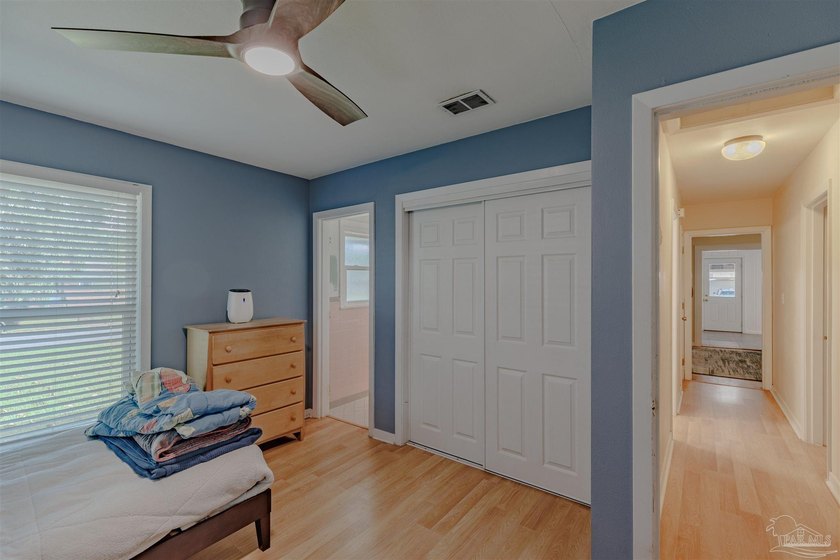 Welcome home to this charming and well maintained corner lot - photo 14