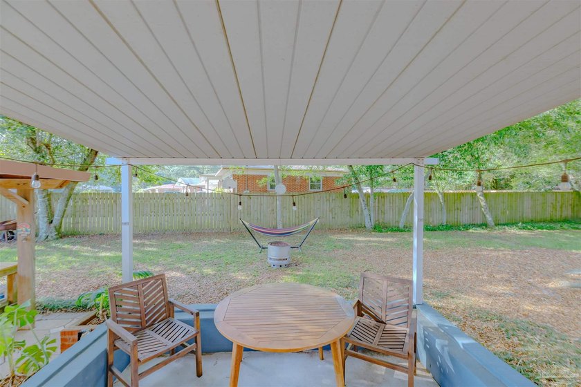 Welcome home to this charming and well maintained corner lot - photo 19