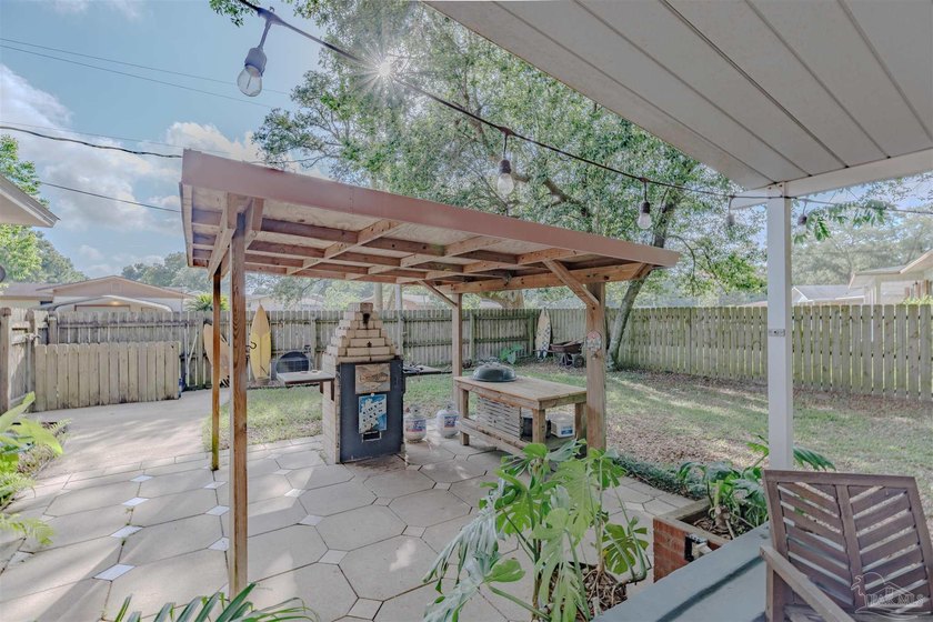 Welcome home to this charming and well maintained corner lot - photo 21