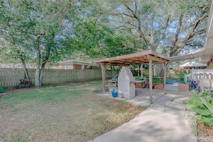 Welcome home to this charming and well maintained corner lot - photo 22