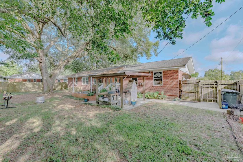Welcome home to this charming and well maintained corner lot - photo 23