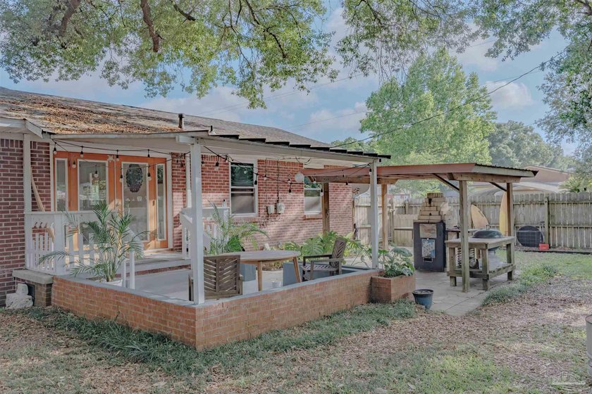 Welcome home to this charming and well maintained corner lot - photo 24