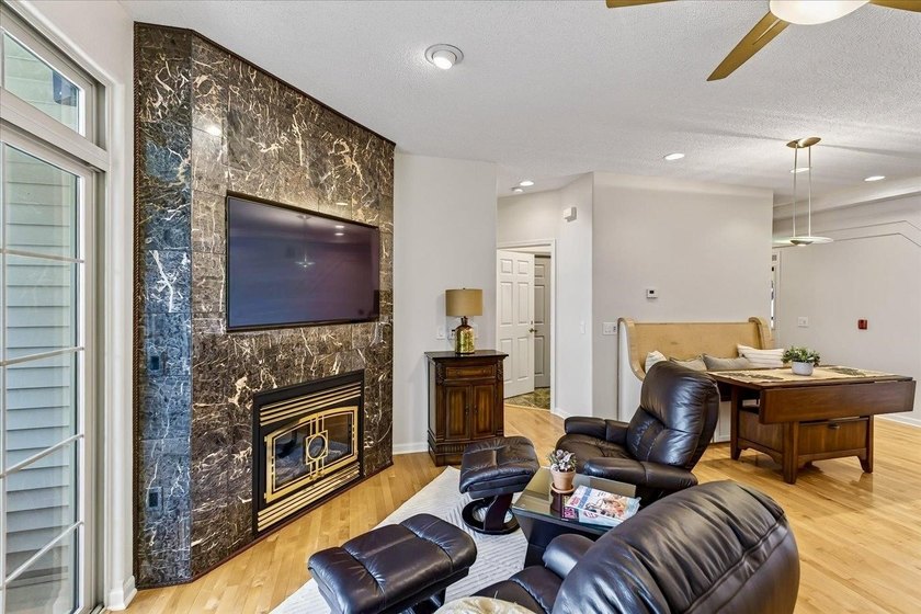 Experience luxury lake living in this beautifully updated Lake - photo 11