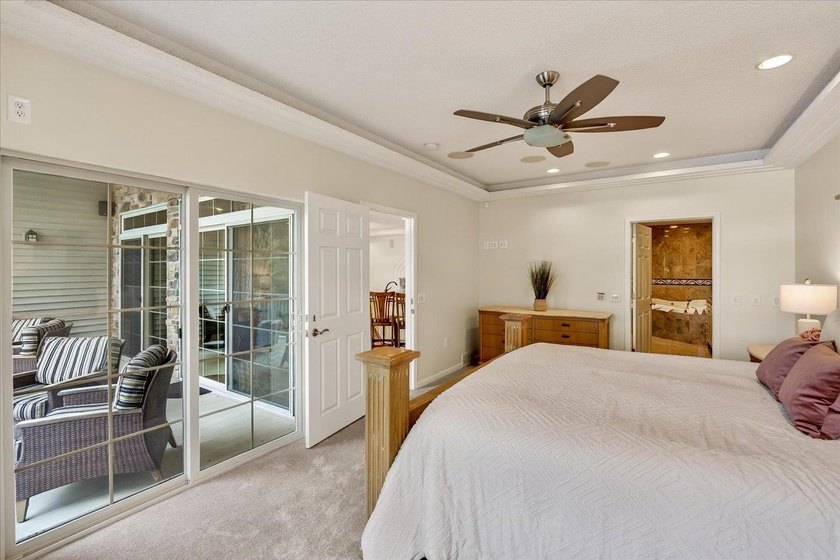 Experience luxury lake living in this beautifully updated Lake - photo 13
