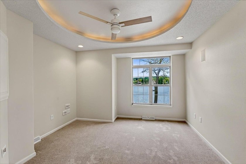 Experience luxury lake living in this beautifully updated Lake - photo 18