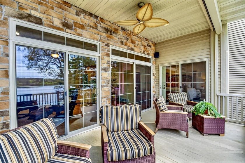 Experience luxury lake living in this beautifully updated Lake - photo 22