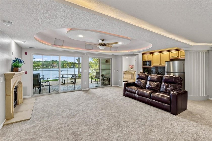 Experience luxury lake living in this beautifully updated Lake - photo 24