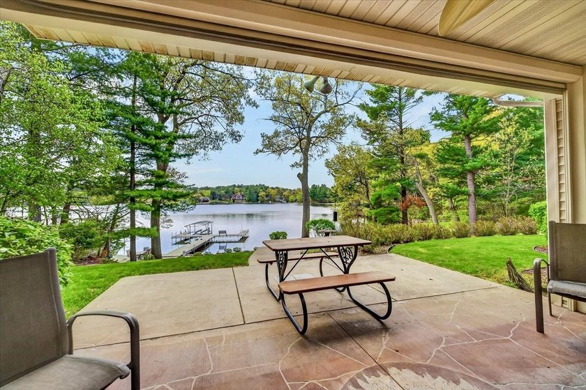 Experience luxury lake living in this beautifully updated Lake - photo 31