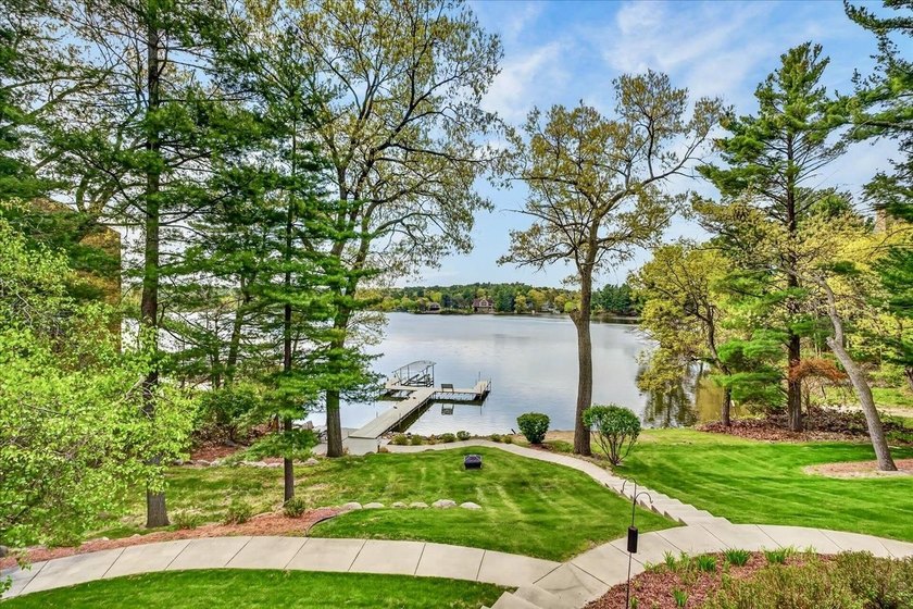 Experience luxury lake living in this beautifully updated Lake - photo 34