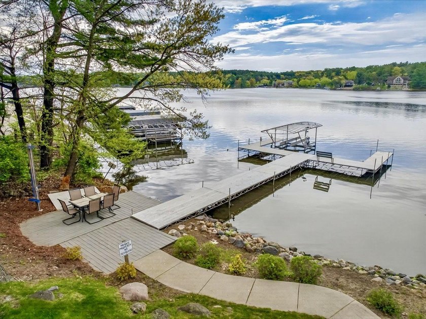 Experience luxury lake living in this beautifully updated Lake - photo 36