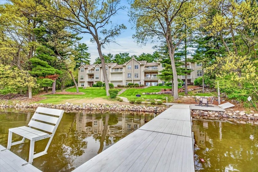 Experience luxury lake living in this beautifully updated Lake - photo 37