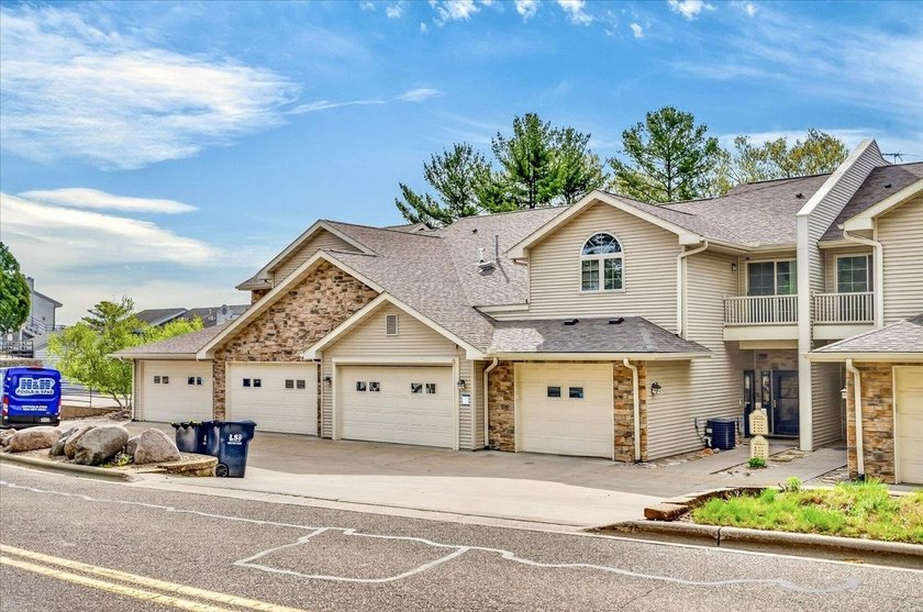 Experience luxury lake living in this beautifully updated Lake - photo 46