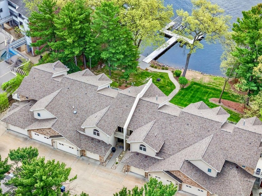 Experience luxury lake living in this beautifully updated Lake - photo 47